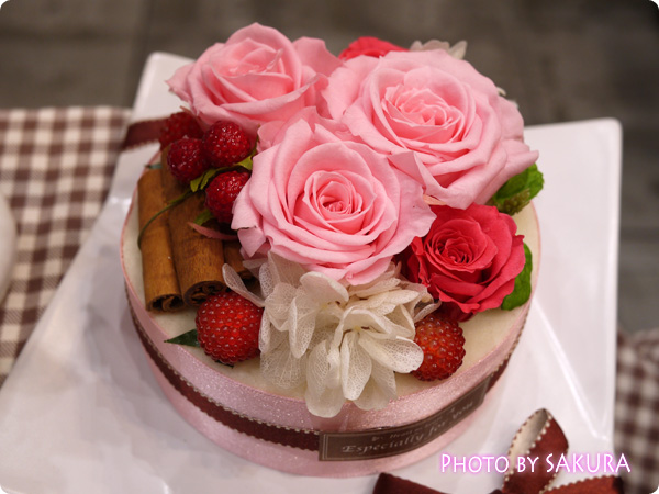 【日比谷花壇】まるでデコレーションケーキなフラワーアレンジメントが可愛い！